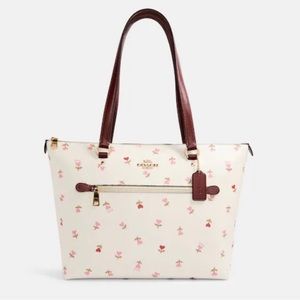 Gallery Tote With Heart Floral Print plus wallet